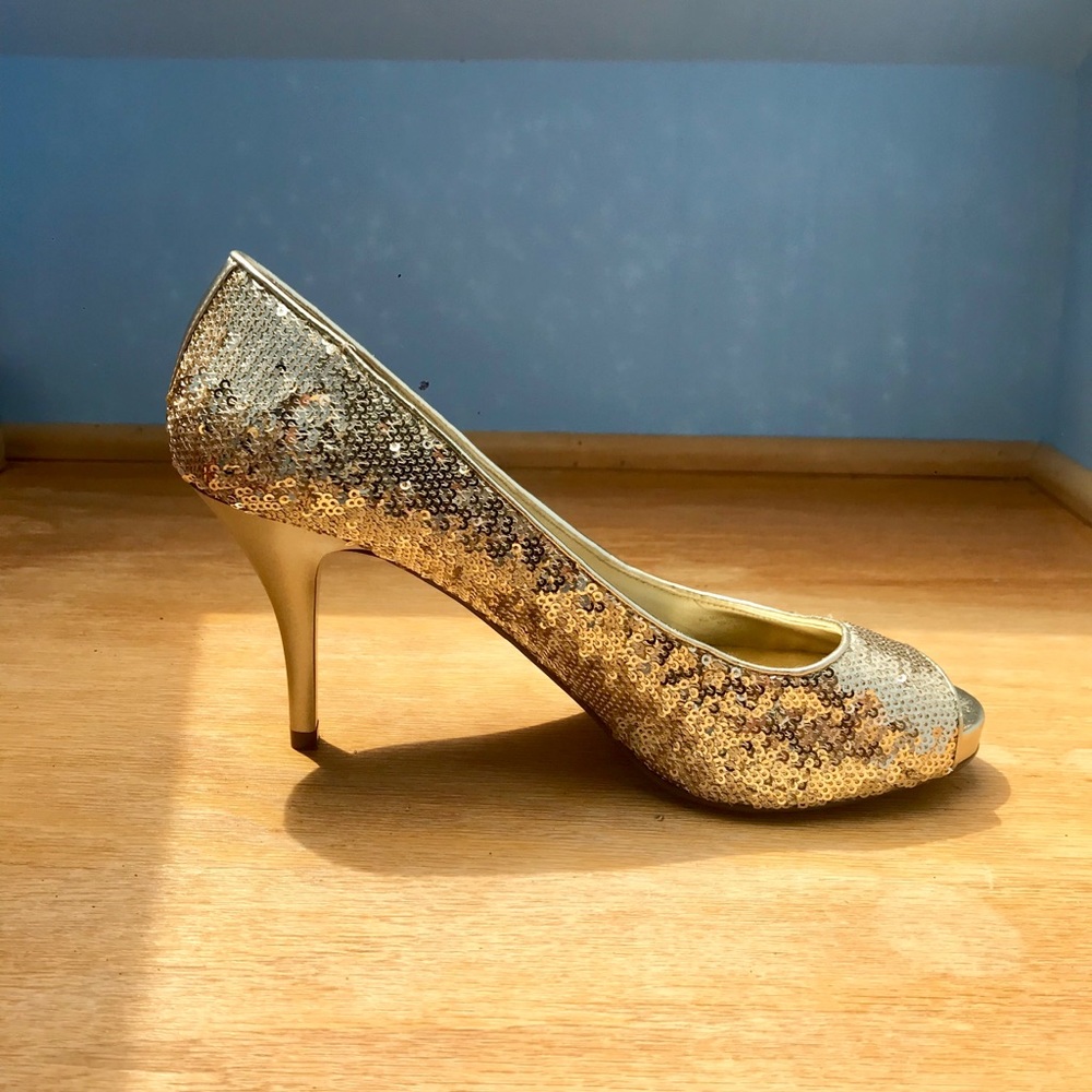 GUESS ✨ gold sequin peep toes
